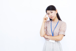 悩む女性