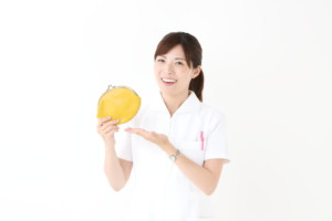 看護師　黄色い財布