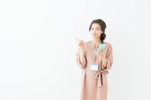 人差し指　女性　スマホ