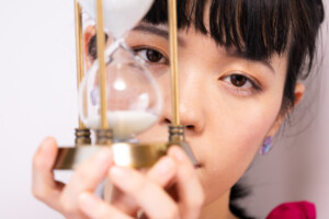 女性　砂時計　年齢制限