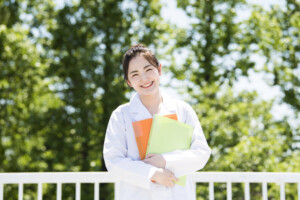 白衣を着た女性