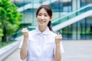 ガッツポーズ　看護師
